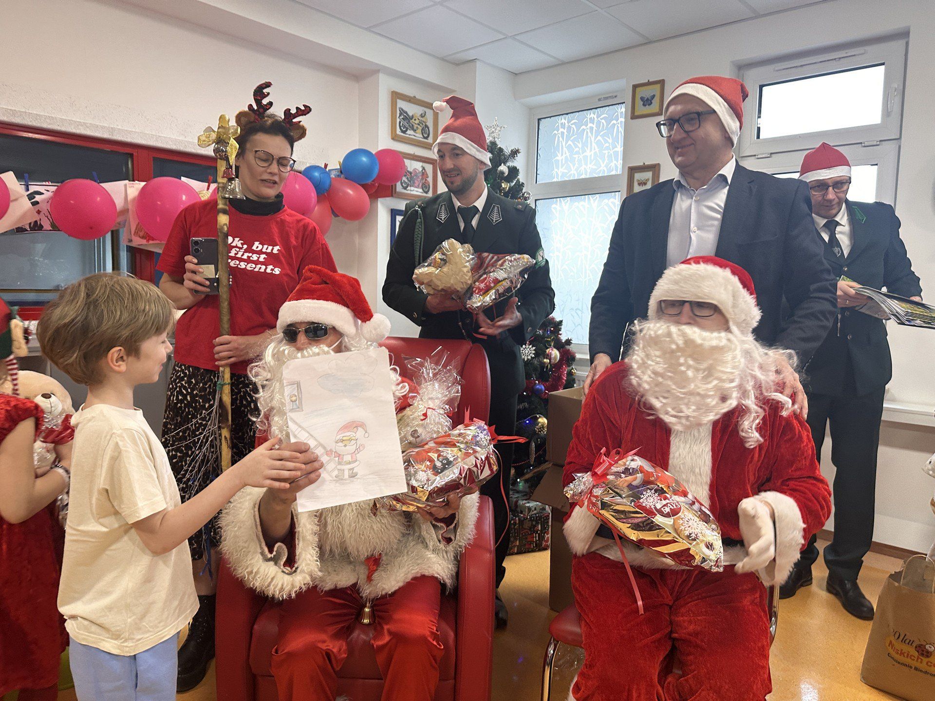 Mali pacjenci przygotowali także piękne laurki.