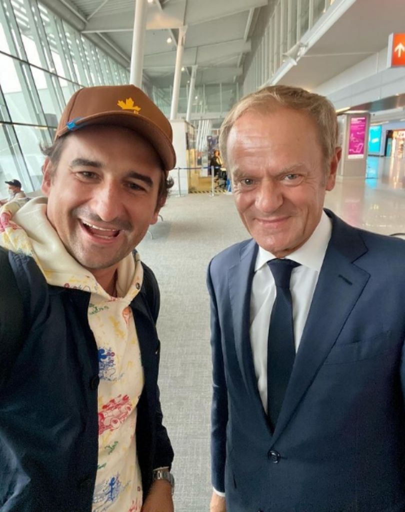 Michał Koterski pozuje z Donaldem Tuskiem