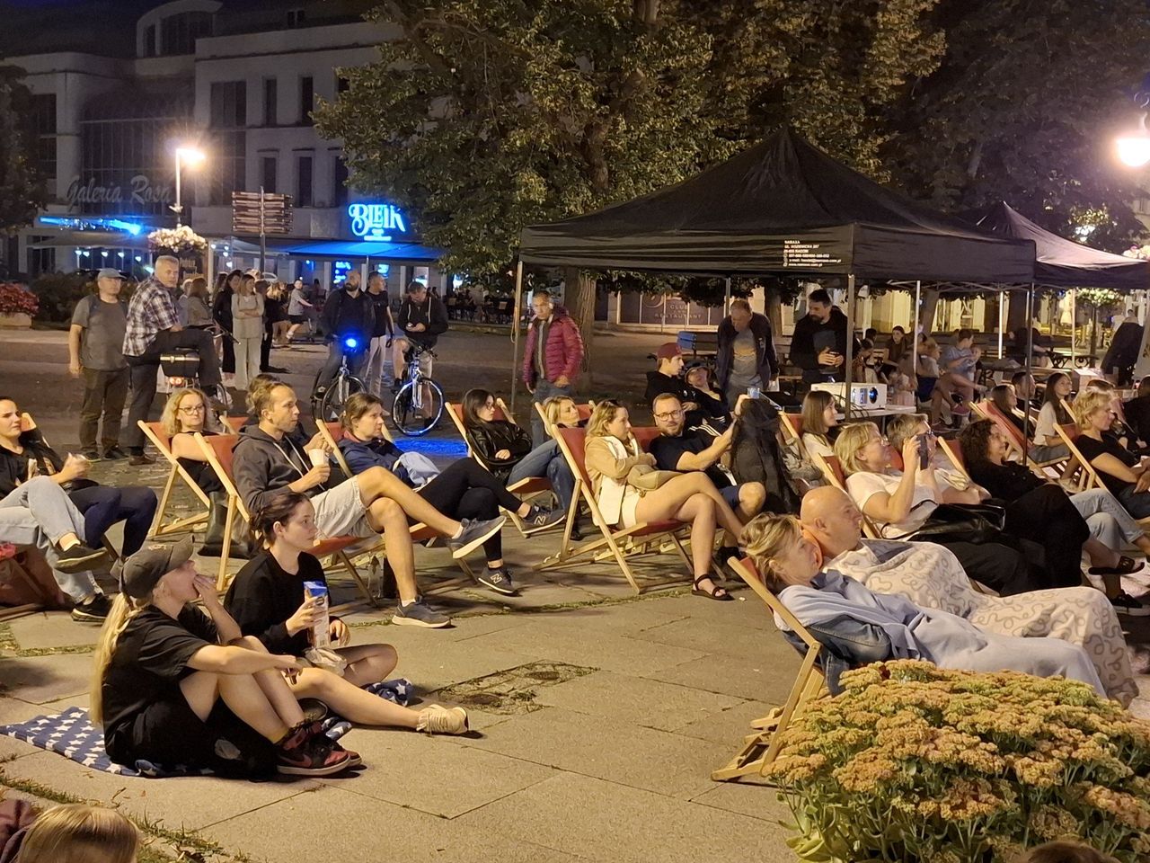 Radom: Kino plenerowe na palcu Corazziego przyciągnęło wielu mieszkańców. Widzowie oglądali film "Wszystko, wszędzie, naraz"