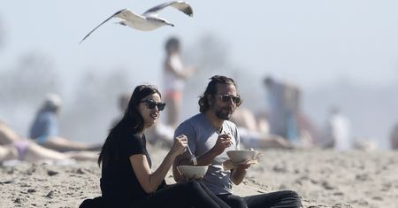 Bradley i ciężarna Irina przytulają się na plaży! (ZDJĘCIA)