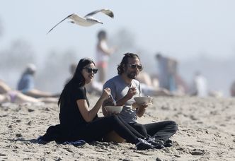 Bradley i ciężarna Irina przytulają się na plaży! (ZDJĘCIA)