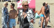 Brigitte Nielsen wymienia CZUŁOŚCI z mężem i prezentuje szczupłą sylwetkę na plaży w Marbelli (ZDJĘCIA)