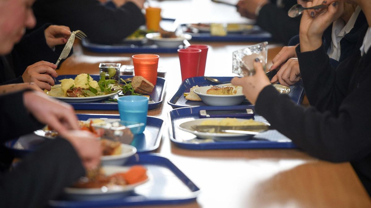 Zakaz rozmów podczas posiłków. Nowa zasada we włoskiej szkole oburzyła rodziców