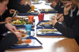 Zakaz rozmów podczas posiłków. Nowa zasada we włoskiej szkole oburzyła rodziców