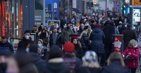 Nastroje konsumentów w Polsce poprawiają się. Polacy wciąż pozostają ostrożni
