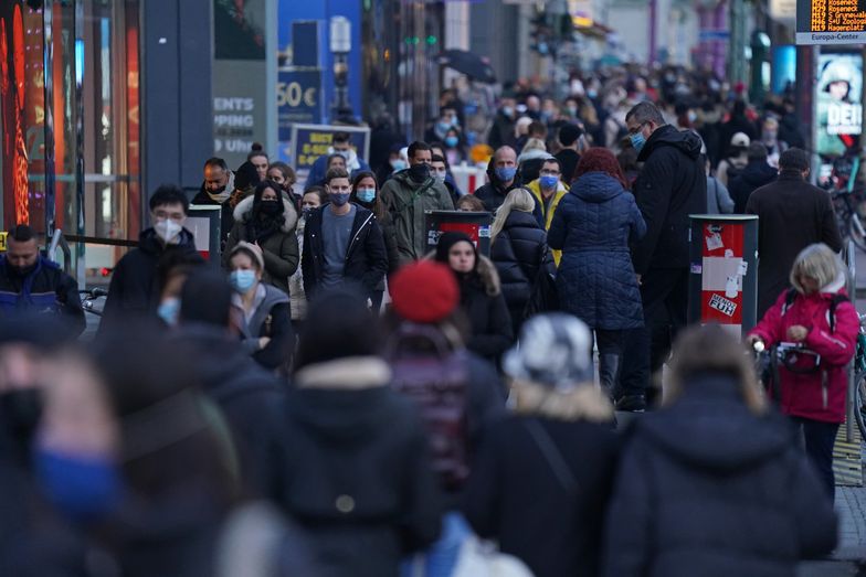 BERLIN, GERMANY - DECEMBER 15: Shoppers crowd Tauentzienstrasse on the last day before most shops are to close under a hard lockdown before Christmas during the second wave of the coronavirus pandemic on December 15, 2020 in Berlin, Germany. Effective tomorrow all in-person retailers that do not fill day to day needs will need to close until January 10 as part of a hard lockdown the German government is imposing in an effort to bring down record high daily Covid-19 infection and death rates. Exceptions to the closures include grocery stores, pharmacies, drug stores, auto repair shops, bicycle repair shops, banks, post office, pet food stores and newspaper kiosks. (Photo by Sean Gallup/Getty Images)