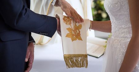 Ile dać do koperty za ślub? Usłyszała od księdza o "innej opłacie"