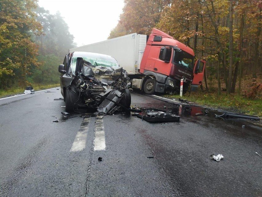 Tragedia na drodze. Jedna osoba nie żyje, dwie są w szpitalu