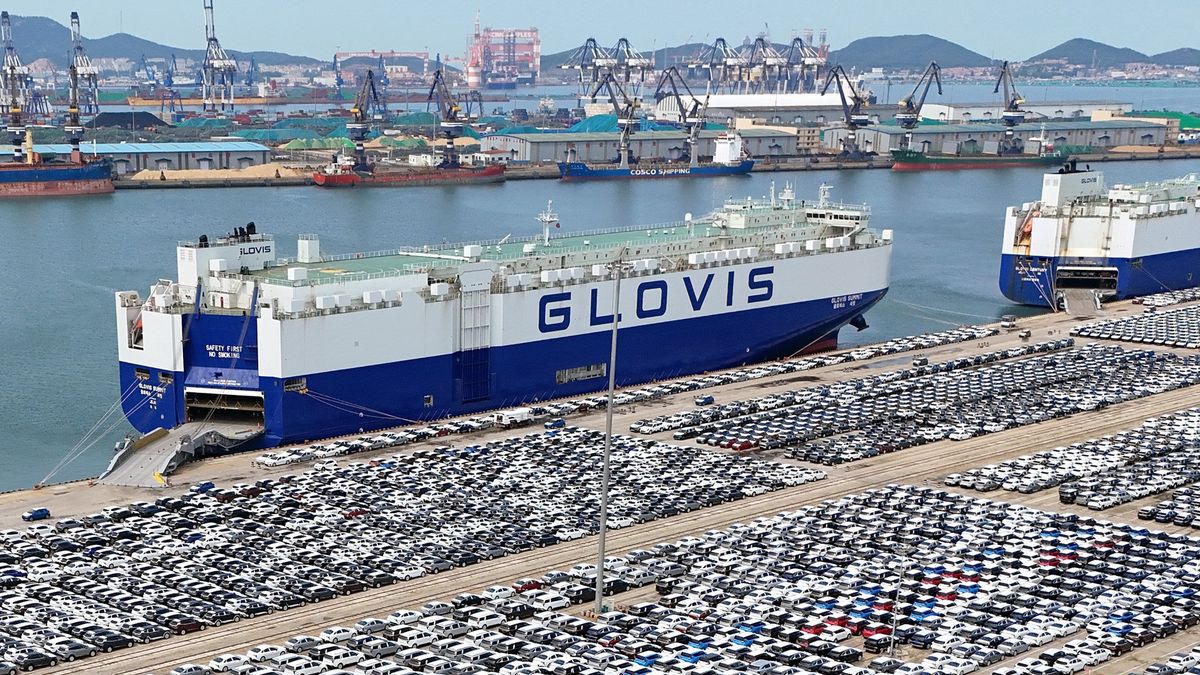 Na zdjęciu chińskie samochody elektryczne czekające na załadunek i eksport