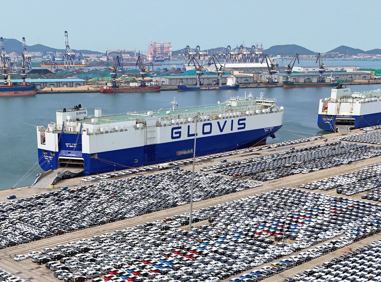 The photo shows Chinese electric cars waiting to be loaded and exported.