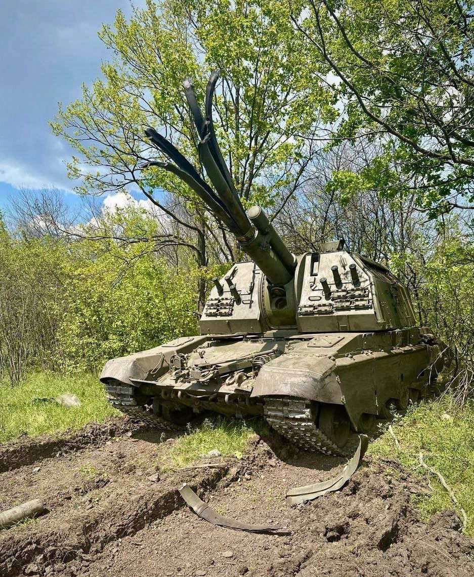 Nowoczesna rosyjska armatohaubica 2S19M2 Msta-S z rozsadzoną lufą.