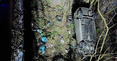 Przebił bariery i spadł z mostu. Samochód w wąwozie
