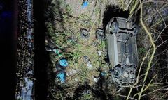 Przebił bariery i spadł z mostu. Samochód w wąwozie