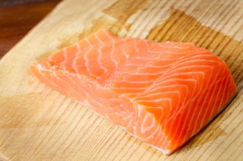 Jedz ryby dwa razy w tygodniu. Chronią przed utratą pamięci