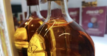 Ukradł ze sklepu butelkę whisky. 51-latek na wózku inwalidzkim obezwładnił dwóch ochroniarzy