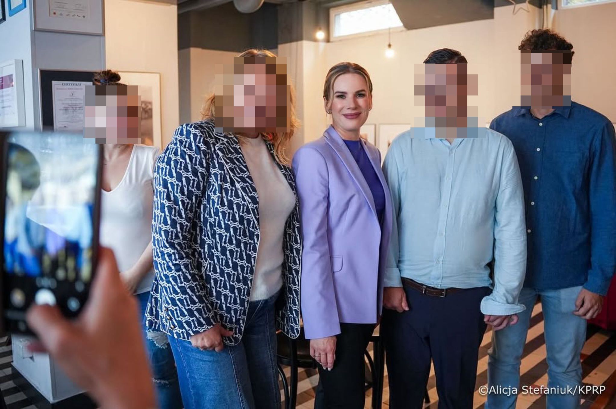 Marta Nawrocka w kolorowej stylizacji