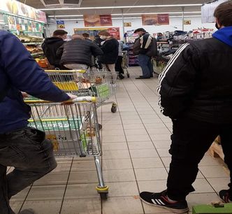 Kolejne nocne oblężenie w Biedronce. Rzucili się na gigapromocję