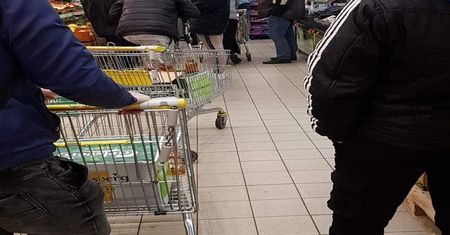 Kolejne nocne oblężenie w Biedronce. Rzucili się na gigapromocję
