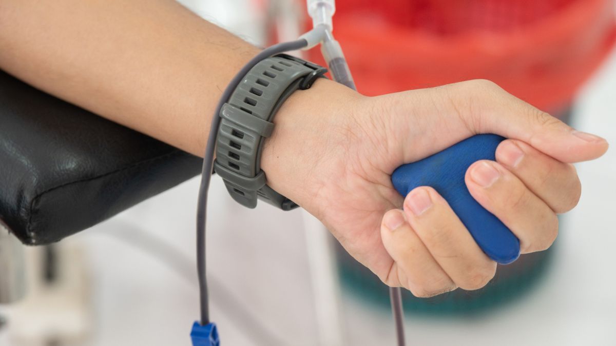 Mężczyzna oddaje krew