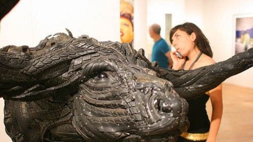 sztuka z oponą w tle