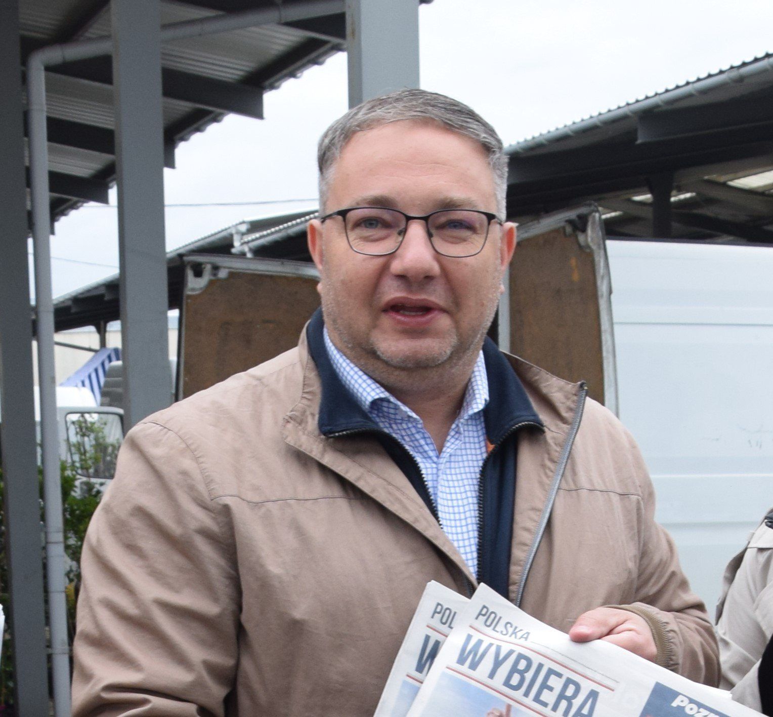 Dawid Mazurkiewicz, radny PiS w Zduńskiej Woli atakuje, choć nic o tym nie wie. Chodzi o obcokrajowców. Dziwaczne zachowanie policji