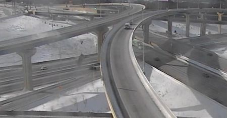 USA. Wypadek na autostradzie. Kierowca spadł 20 metrów w dół