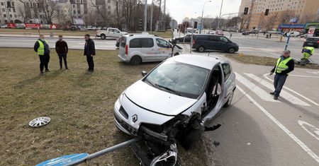 Warszawa. Zderzenie dwóch aut. Zakleszczonego kierowcę uwolnili strażacy