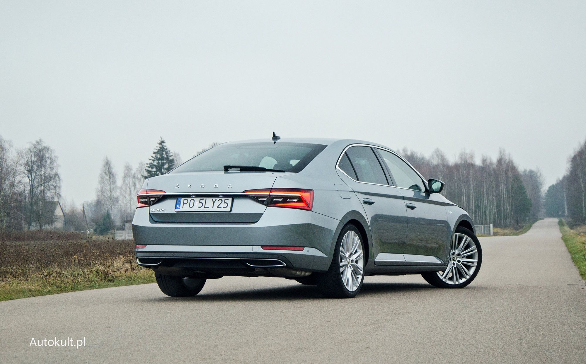 W teście Skoda Superb 2.0 TSI udowodniła, że diesle są oszczędniejsze tylko w pewnych warunkach. Zwykle podczas szybkiej jazdy autostradą.