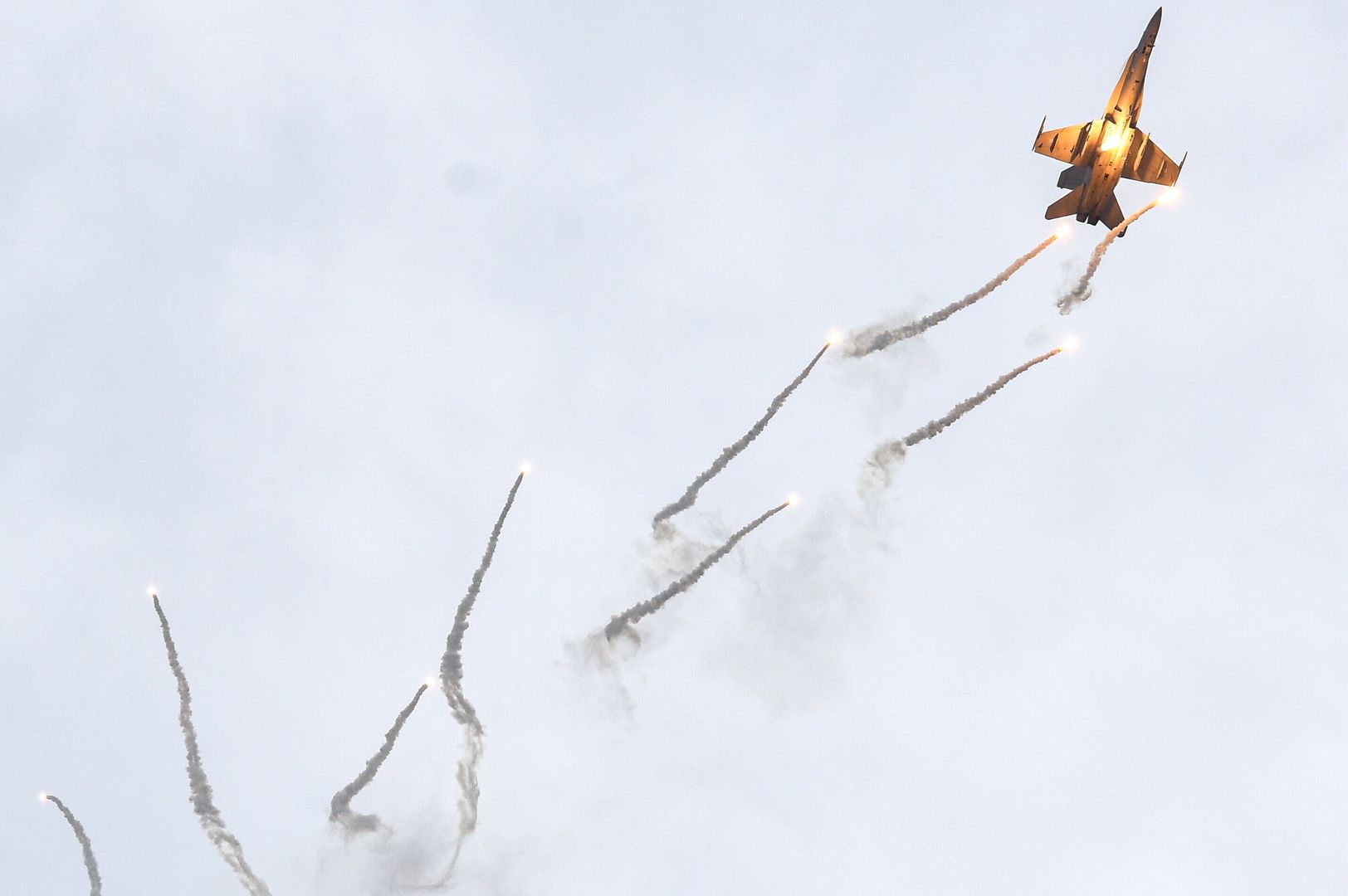 Fiński F/A-18C Hornet
podczas pokazu z wykorzystaniem flar na Radom Air Show.