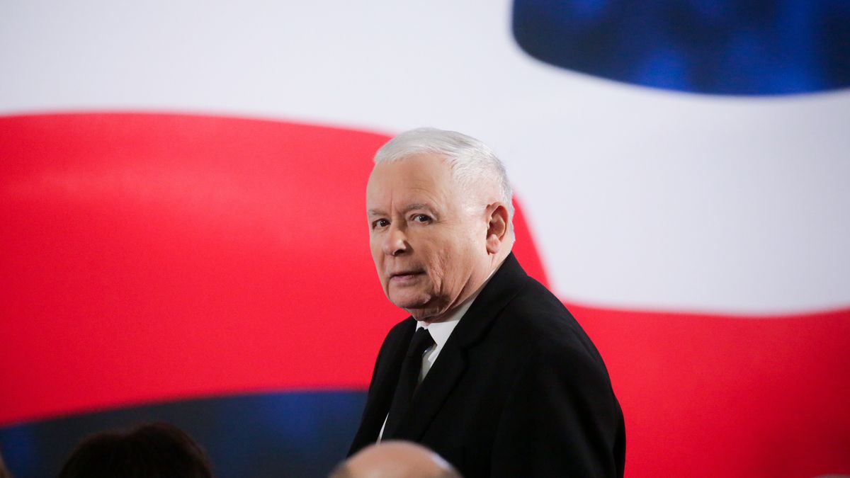 Ełk, 05.11.2022. Prezes Prawa i Sprawiedliwości Jarosław Kaczyński podczas spotkania z mieszkańcami Ełku, w ramach objazdu po kraju i spotkań z wyborcami, 5 bm. (mr) PAP/Tomasz Waszczuk