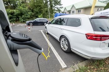 Rabat na prąd zamiast dopłat do aut. Nowy sposób na rozwój elektromobilności