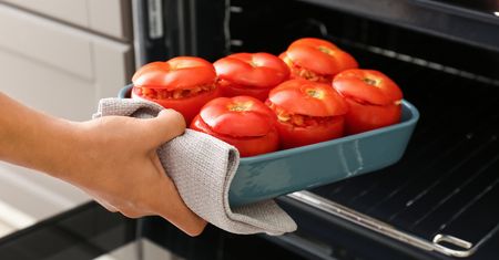 Moja mama faszeruje pomidorowy i wkłada je do piekarnika. Znikają z talerzy w mgnieniu oka