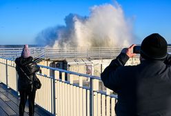 Silny sztorm na Wybrzeżu. Uszkodzone zejścia na plaże