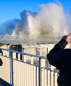 Silny sztorm na Wybrzeżu. Uszkodzone zejścia na plaże