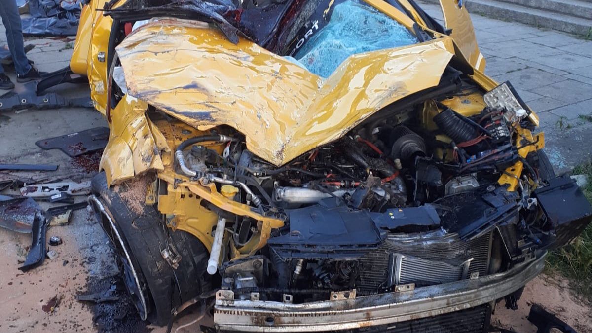 Tak wyglądała żółta meganka po wypadku w Krakowie. Kierowca i pasażerowie nie mieli szans