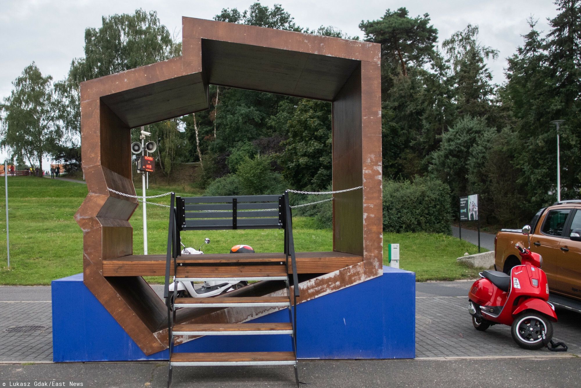 ?awki z flag? w polskich miastachFot. Lukasz Gdak/East News, Poznan, 10.09.2022.Patriotyczna lawka na poznanskiej Malcie ulegla zniszczeniu. Przyczyna opady deszczuLukasz Gdak