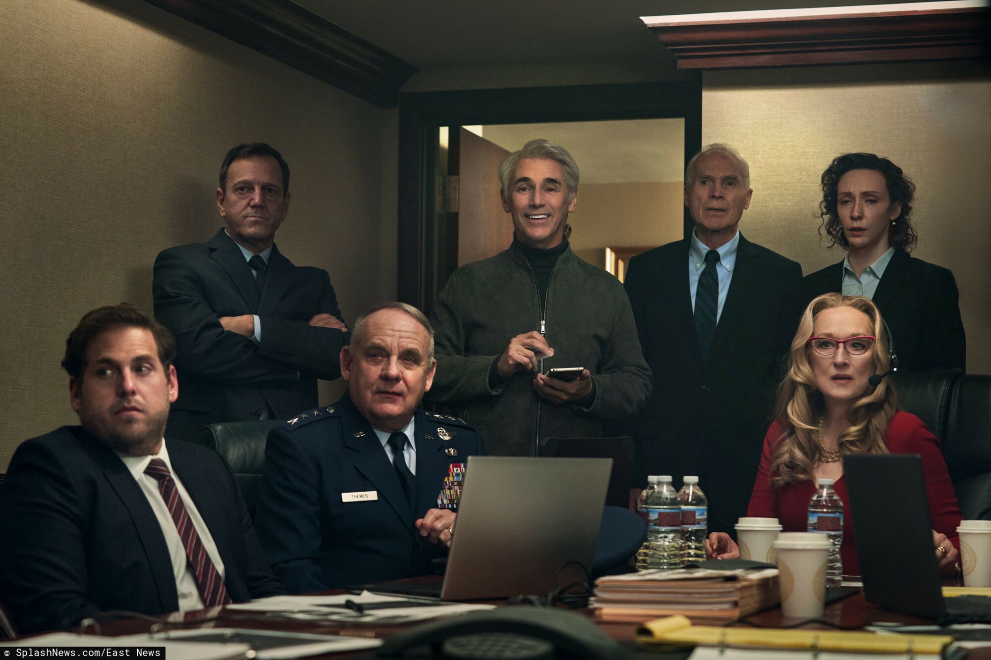 Kadry z filmu "Don't Look Up". Na zdjęciu m.in. Leonardo DiCaprio, Meryl Streep, Timothee Chalamet, Jennifer Lawrence. W centrum Mark Rylance w roli cynicznego szefa wielkiej korporacji