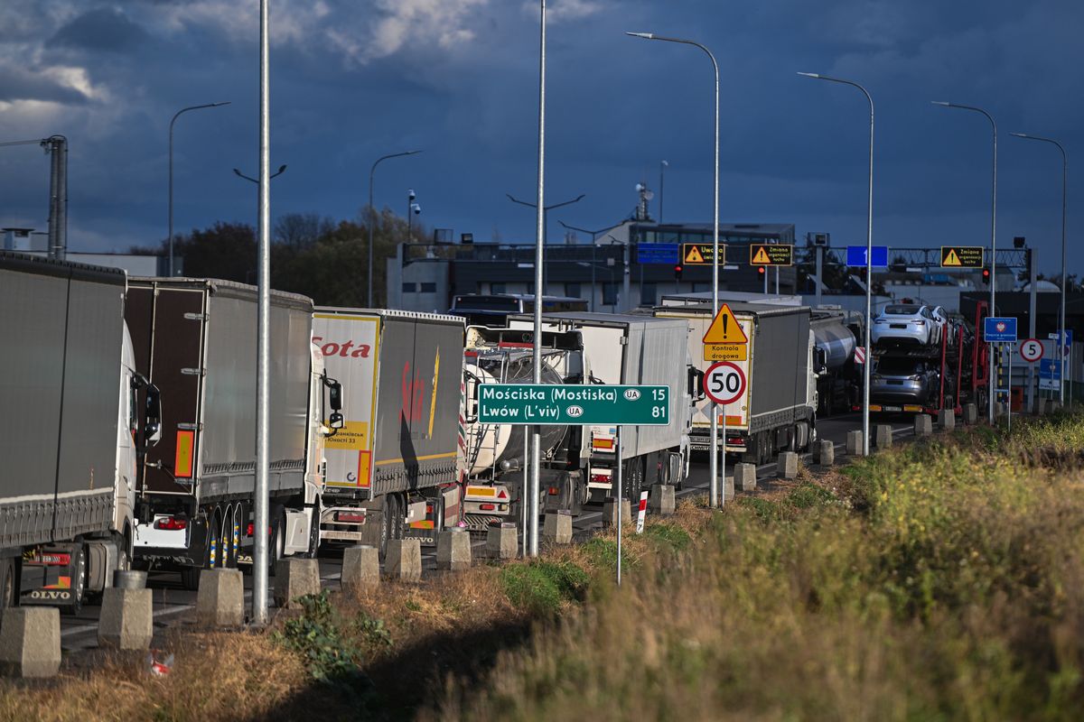 Około tysiąca pojazdów ciężarowych czeka na odprawę przed przejściem granicznym z Ukrainą w Medyce na Podkarpaciu