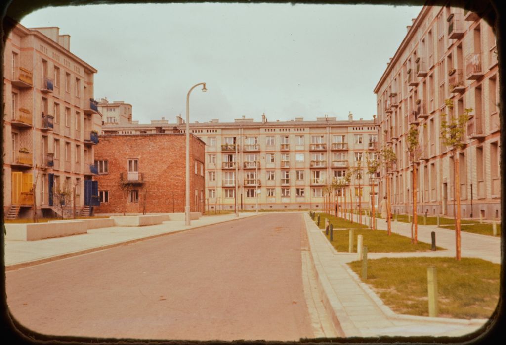 Nostalgiczna Warszawa lat 50. na nieznanych, kolorowych zdjęciach profesora z USA 19