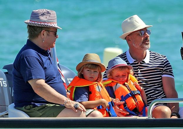 Elton John nie zapisze swojej fortuny synom! "TO BY ZNISZCZYŁO ICH ŻYCIE. Muszą mieć szacunek dla pieniędzy i pracy"