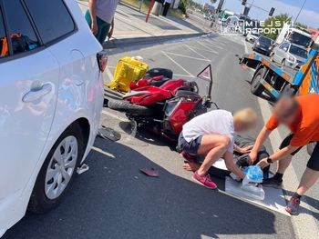 Warszawa: Wypadek na ulicy Modlińskiej. Kierujący motocyklem wjechał w tył auta. Ranny trafił do szpitala