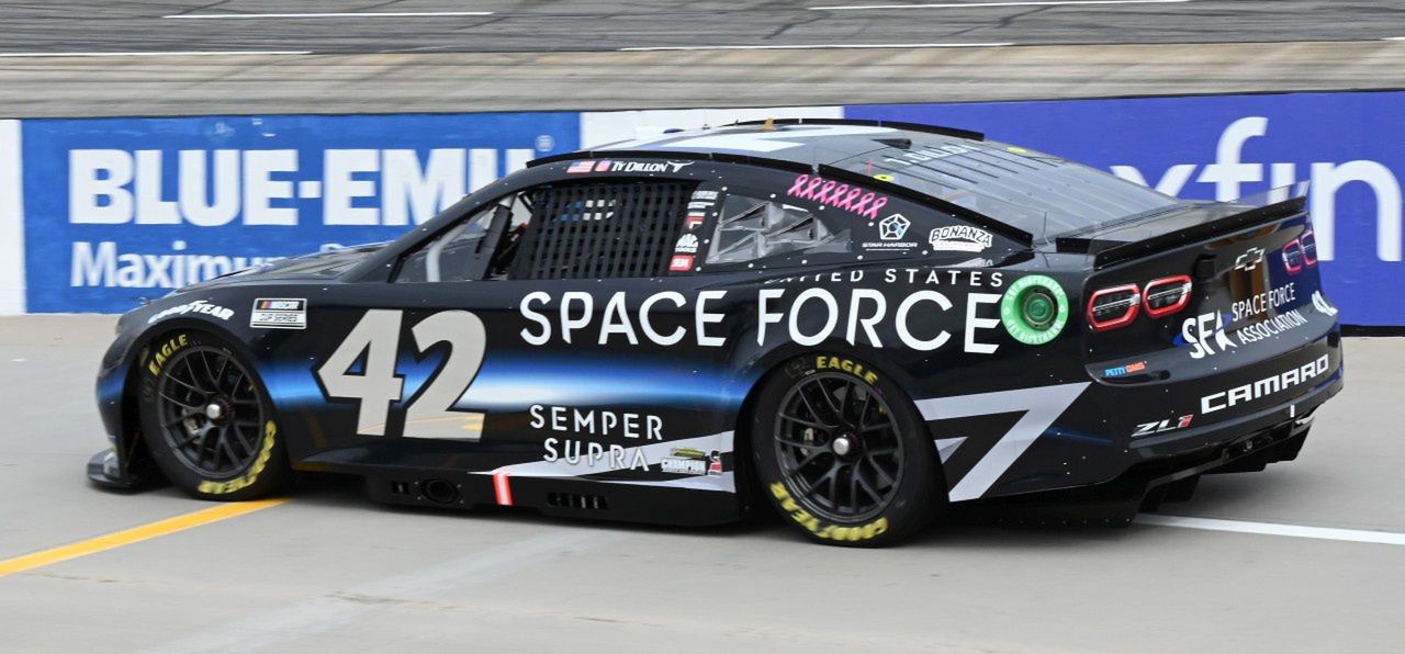 W ubiegłym roku siły kosmiczne promowały się, sponsorując samochód Chevrolet Camaro ZL1 (kierowca: Ty Dillon) w wyścigu NASCAR Cup Series