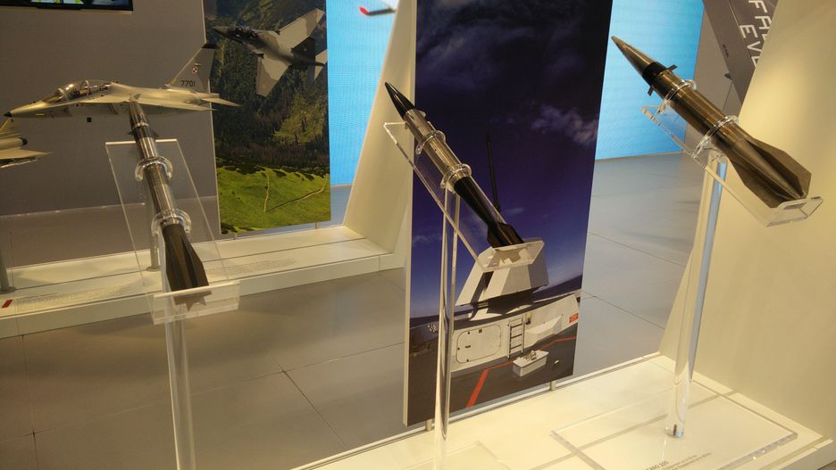 Rodzina amunicji Vulcano prezentowana przez Leonardo podczas targów MSPO (po prawej jest wariant kal. 155 mm).