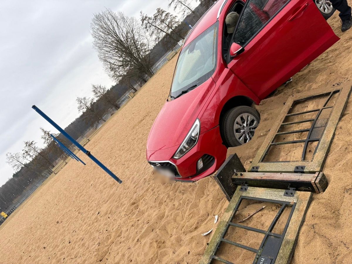 Pijany ukradł auto z warsztatu. Utknął na plaży