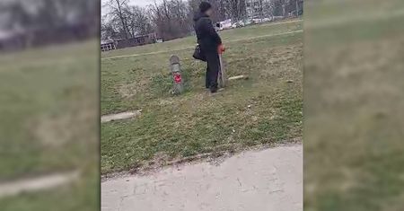 Skandaliczne zachowanie przy ulicy w Lublinie. Hydrant „ofiarą” obscenicznego wybryku mężczyzny