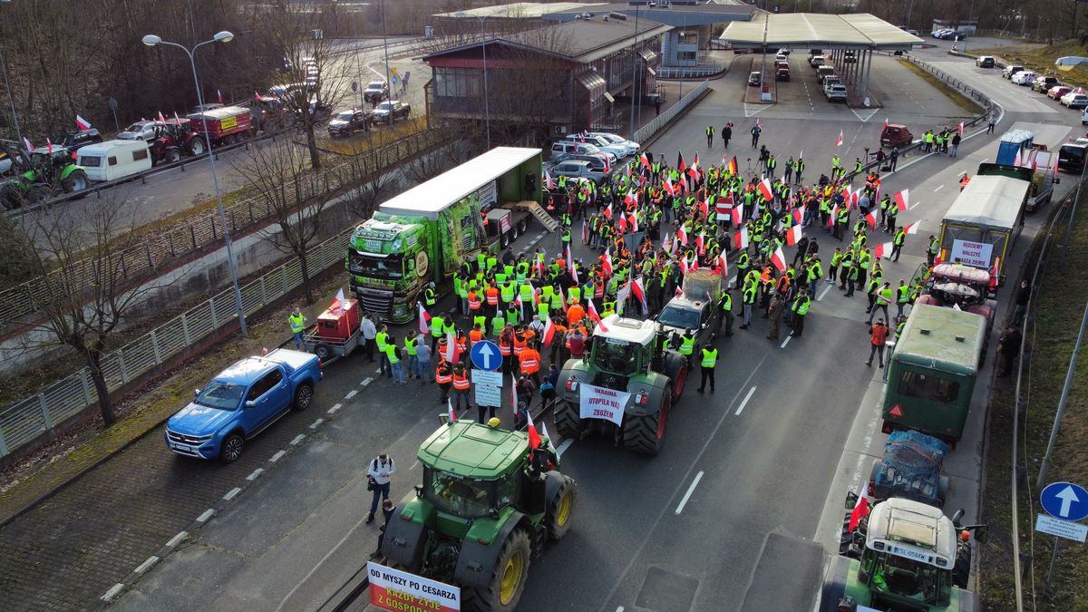 Świecko, 25.02.2024. Protest rolników � blokada dojazdu do terminalu odpraw celnych na polsko-niemieckiej granicy w Świecku, 25 bm. Powodem protestów rolników w całej Polsce jest m.in. niedawna decyzja Komisji Europejskiej o przedłużeniu bezcłowego handlu z Ukrainą do 2025 roku, a także sprzeciw wobec prowadzonej przez Unię Europejską polityce Zielonego Ładu. (ad) PAP/Lech Muszyński