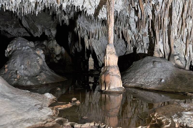 Stalagnat wewnątrz jaskini Raj