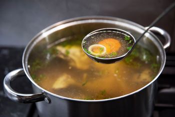 Ugotuj rosół niczym prawdziwy kucharz. Już nigdy nie będzie mętny