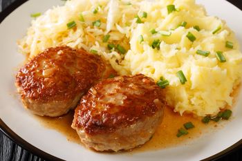 Do masy dodaję 2 łyżeczki. Mielone nabierają takiego charakteru, delikatności i smaku jak nigdy wcześniej