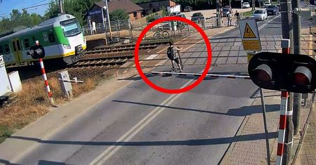 Hulajnogą wprost pod pociąg. Jest nagranie